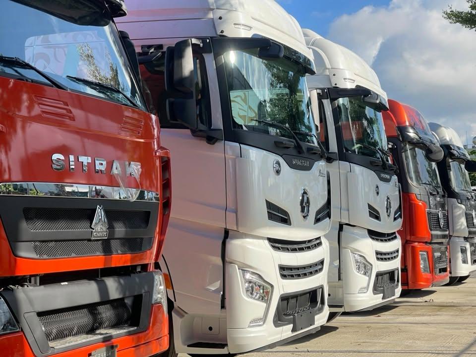 Dãy xe đầu kéo Sitrak và Shacman tại showroom Ô Tô Thiên Phú Quảng Ngãi